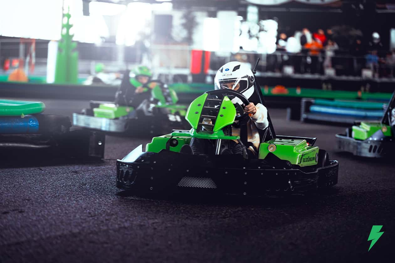 Familles et amis profitant du karting électrique indoor Speed2Max